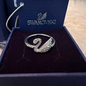 Swarovski Iconic Swan ring
Swan, White, Rhodium plated